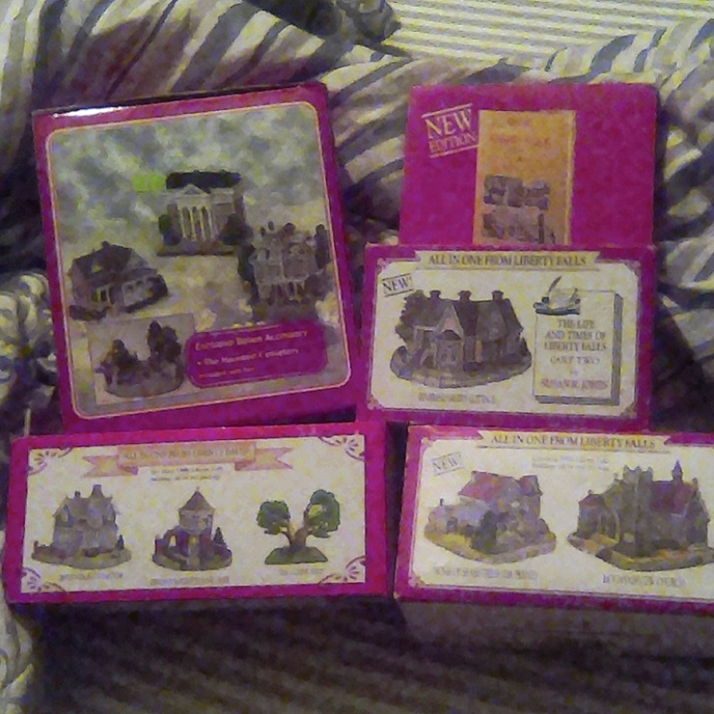 Liberty Falls bundle of holiday village pieces